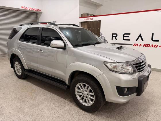 TOYOTA HILUX SW4 3.0 SRV 4X4 7 LUGARES 16V TURBO INTERCOOLER DIESEL 4P AUTOMÁTICO